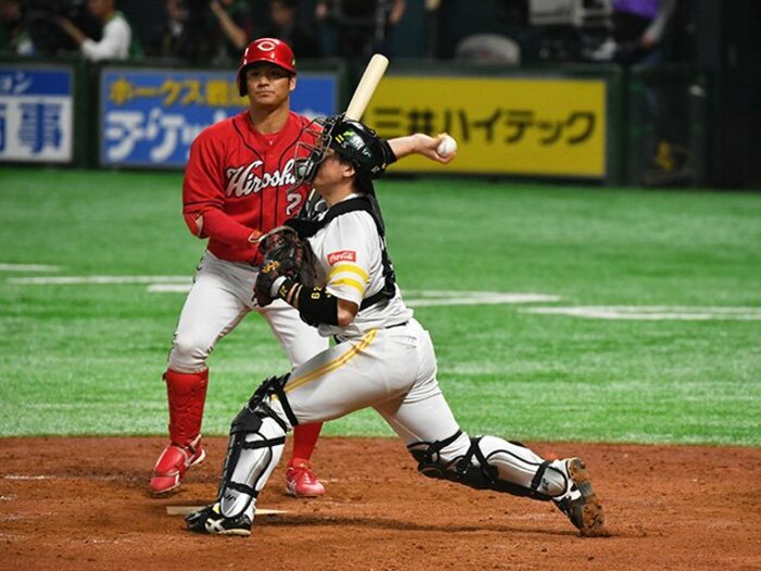 “甲斐キャノン”が広島ベンチを縛る。「機動力のカープ」がもう走れない?<Number Web> photograph by Hideki Sugiyama