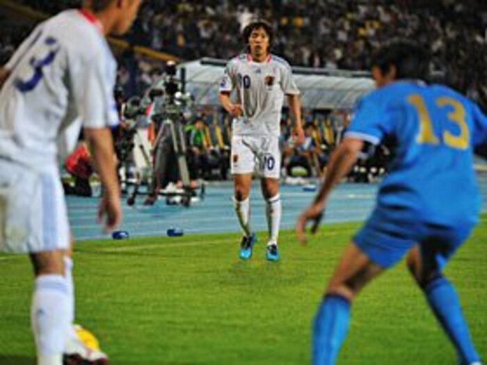 中村俊輔 「泥臭く、献身的に」 / W杯アジア最終予選レポート<Number Web> photograph by Kiminori Sawada