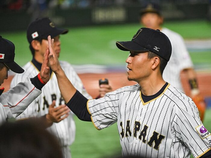 右手で触れるのはWBC球だけ――。千賀滉大の執念は、決戦で生きる。<Number Web> photograph by Nanae Suzuki