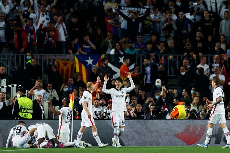 「初めて日本人がバルサのカンプノウで勝利」歴史的瞬間を撮った… 鎌田大地のアシストと献身に感動した理由〈長谷部誠も出場〉(25)