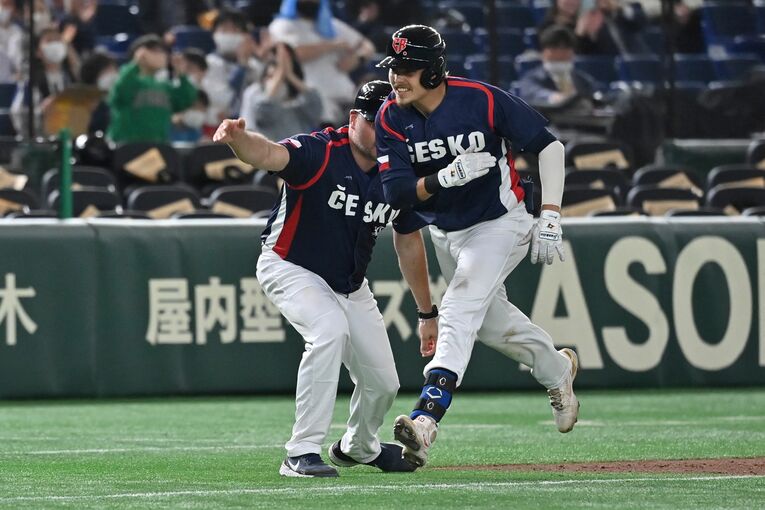 マルティン・ムジークの起死回生3ラン　©JIJI PRESS