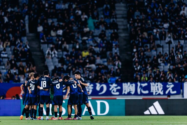 後半開始直前に円陣を組む日本代表。驚きの逆転劇はここから始まった　©Kiichi Matsumoto