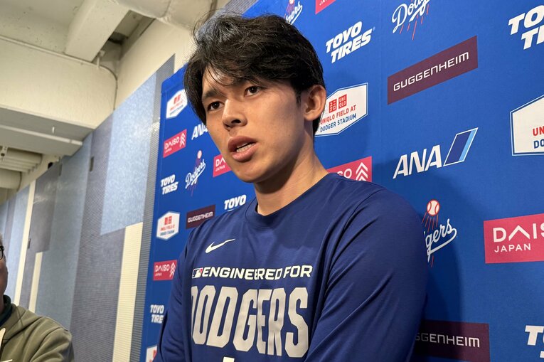 【テレビに映らないドジャースの日常】取材に応じる佐々木朗希（写真は右に続きます）©Naoyuki Yanagihara