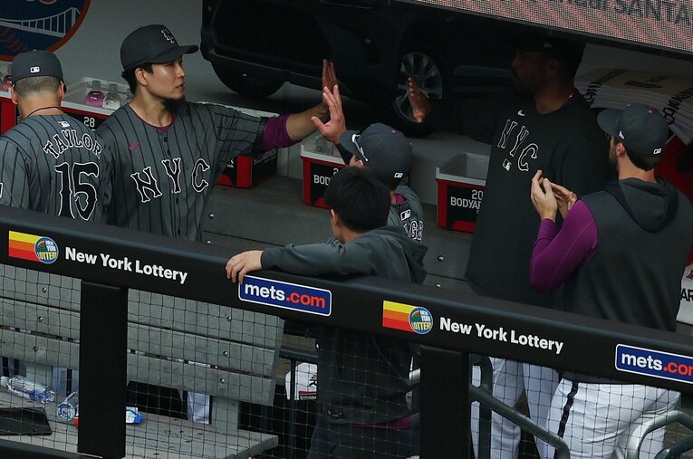 カージナルス戦での好投後、ベンチで労われる千賀　©Getty Images