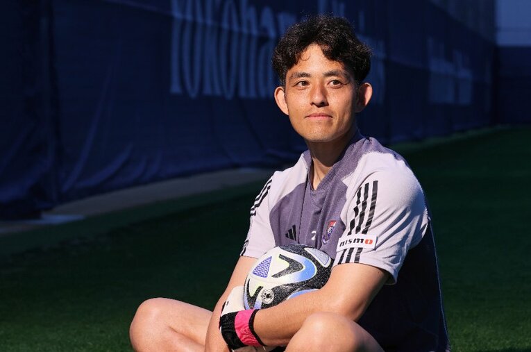 3年半ぶりに古巣の横浜F・マリノスに復帰したGK飯倉大樹（36歳）。自らのプレースタイルの代名詞にもなっている”飯倉チャレンジ”について語った ／ photograph by Shigeki Yamamoto