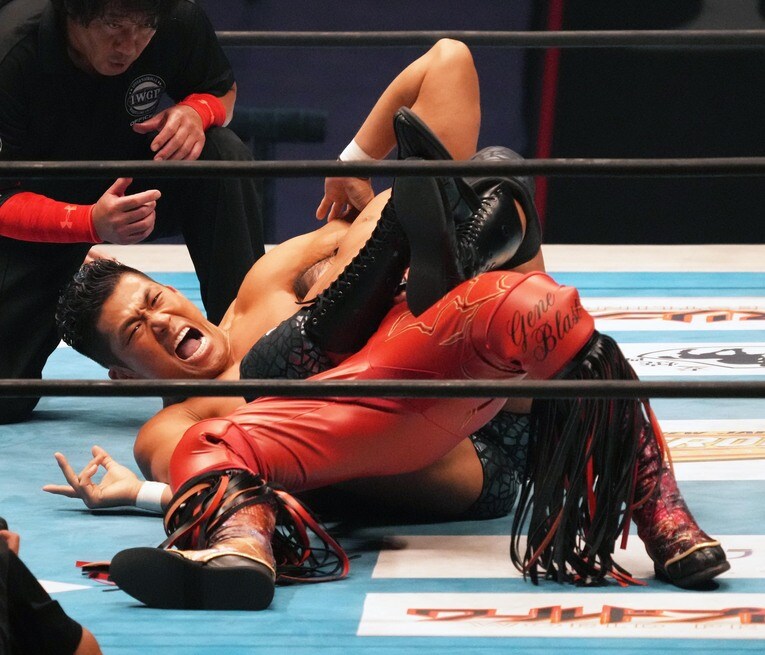 Skull Endで辻陽太を攻めるSANADA