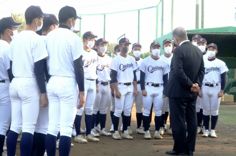 2022年、東海大会で準優勝しながら春のセンバツ選考で落選し、上村敏正監督のもとに集まる聖隷クリストファーの選手たち ／ photograph by KYODO