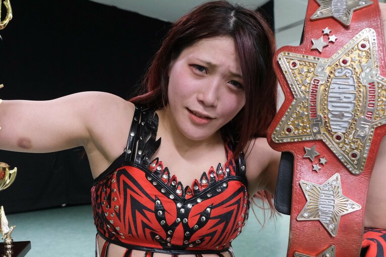 大会終了後のインタビューで、林下は嬉しそうにベルトを掲げた