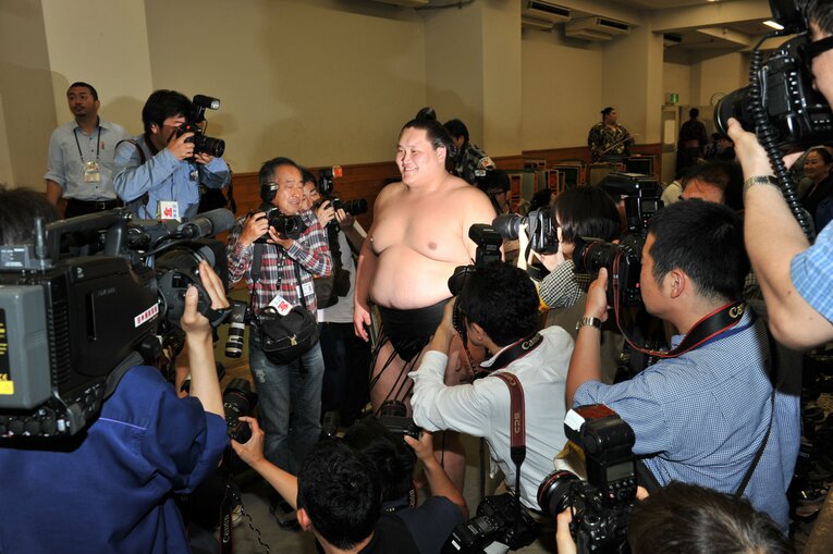 2015年夏場所で初優勝を決め、初々しい笑顔を浮かべる関脇時代の照ノ富士（当時23歳）　©JMPA