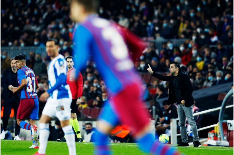 シャビ新監督41歳は暗黒バルサを救えるか 《メッシとの黄金連係・涙を撮ったカメラマン》が就任会見・初采配に見た“希望”とは(21)