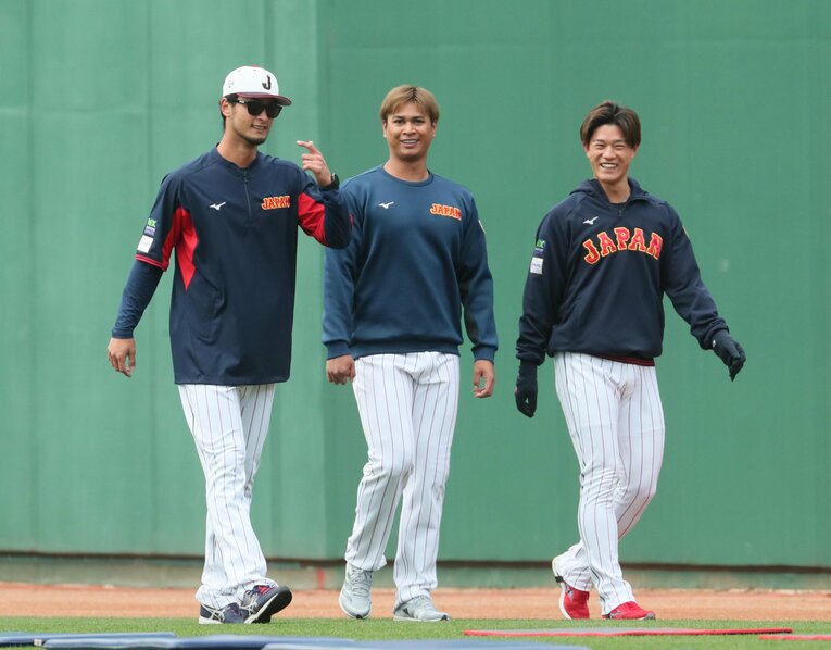 談笑しながらランニングするダルビッシュ有、宇田川優希、高橋奎二　©Sankei Shimbun