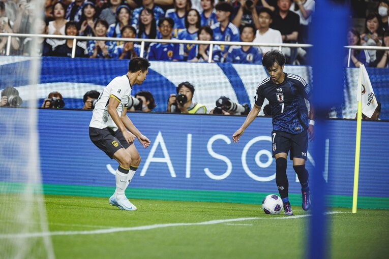 【中国で大人気の“三球王”】三笘薫の圧倒的パフォーマンス。全8枚中の2枚目　©Kiichi Matsumoto