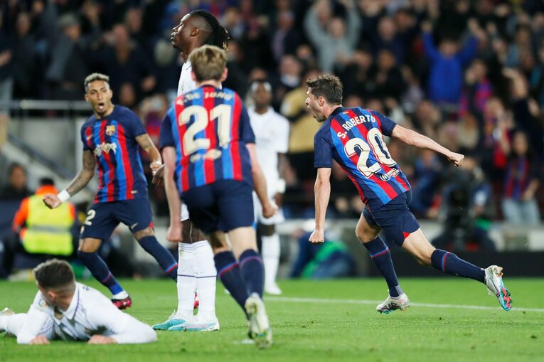 「バルサがメッシ退団後初のリーガ制覇」間近なクラシコの“喜びと憎しみ、一瞬のリスペクト”を撮った「18歳ガビが倒れたレアルDFを…」(27)