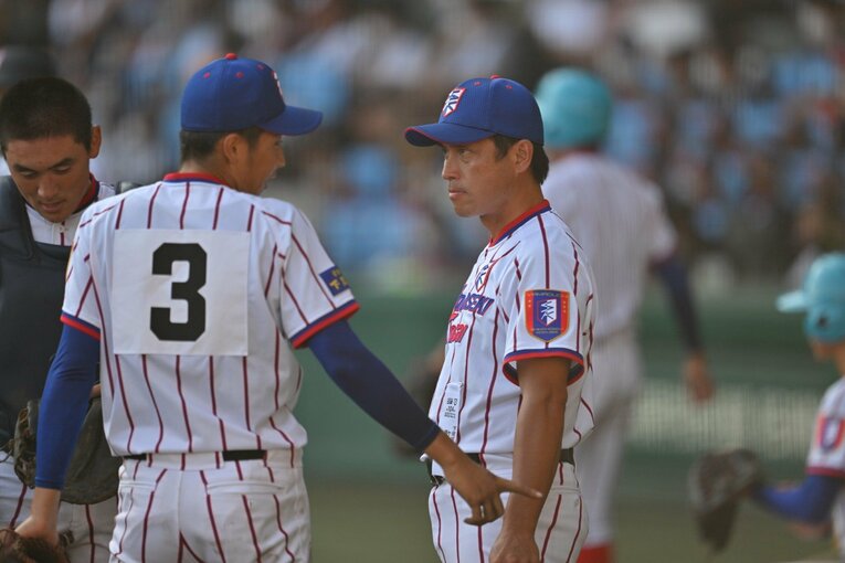 下関国際ナインに指示を出す坂原監督　　©Hideki Sugiyama