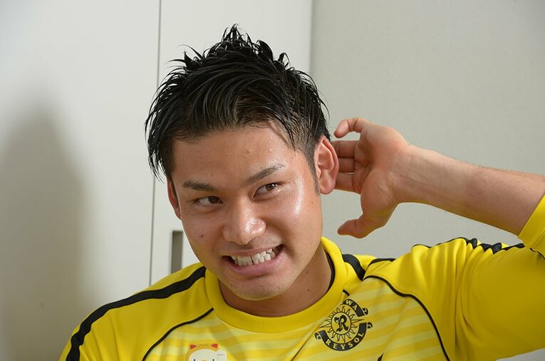 2017年の柏のファン感謝デーで、中村太地七段との公開対局と対談に臨んだ中村航輔。その将棋愛は本当にガチである。 ／ photograph by Kenji Iimura