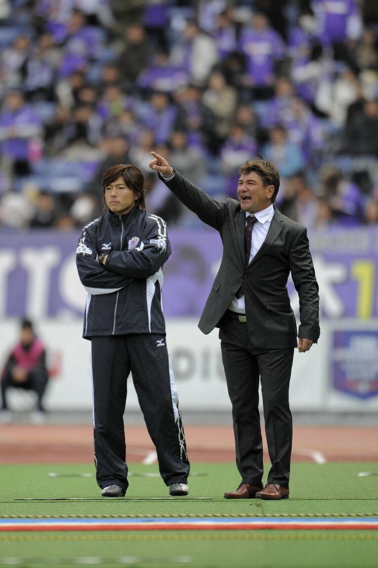 サンフレッチェ広島時代のペトロヴィッチ監督と杉浦通訳（2009年）©︎Takuya Sugiyama