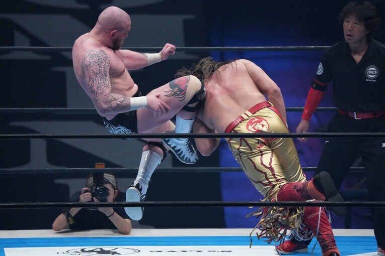 辻陽太のタックルにヒザを合わせるゲイブ・キッド　©Essei Hara