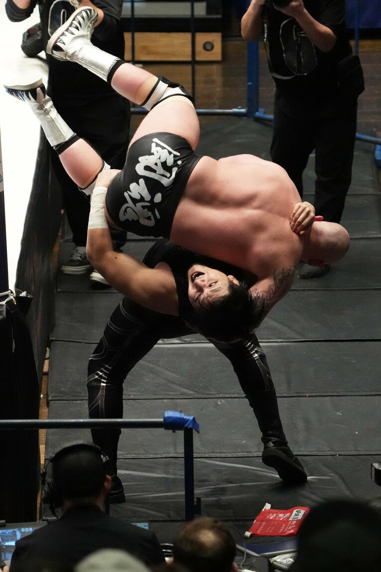 闘魂パンツのゲイブ・キッドを場外で投げる成田蓮　©Masashi Hara