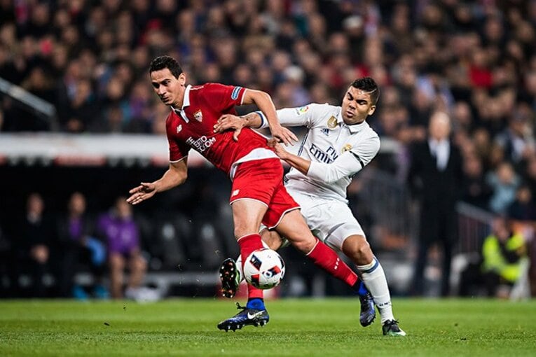 セビージャ時代、レアル・マドリーのカゼミーロ（当時）とデュエルする　©Getty Images