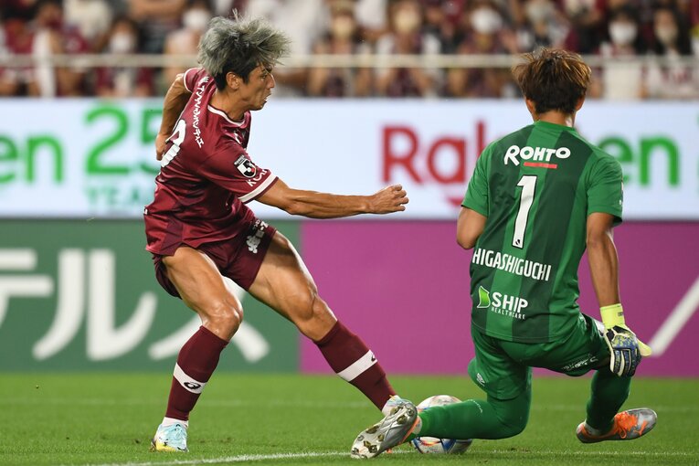 大迫勇也の“半端ないメンタル”が崖っぷちの神戸を蘇らせた…J1残留を争う激闘でカメラマンがとらえた決定的瞬間「PK蹴る気満々だ」(46)