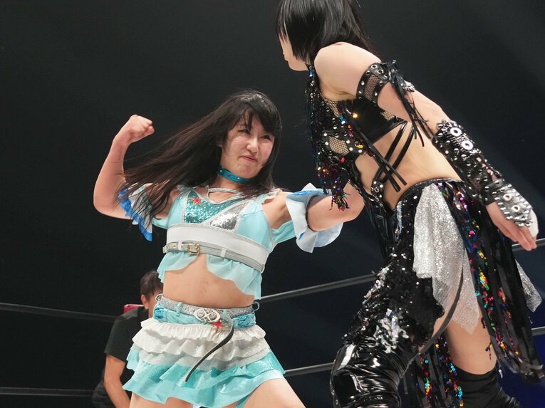 上谷沙弥を殴る玖麗さやか　©Essei Hara