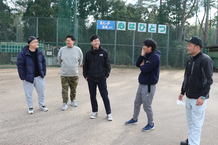 渡部監督や、隠岐高のグラウンドを訪れた甲子園出場経験OBたち　©Yuki Kashimoto