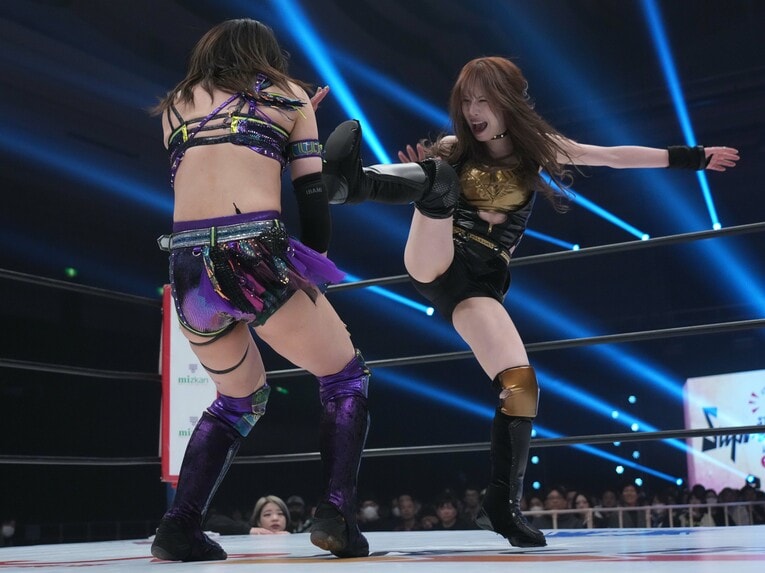 朱里を蹴る鹿島沙希　©Essei Hara