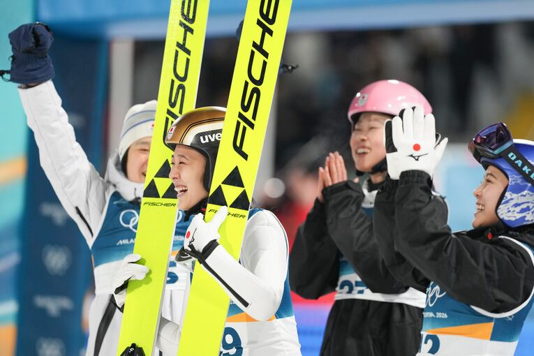 ミラノ・コルティナ五輪女子ノーマルヒルの現地写真【スワイプするとそのほかの写真もご覧になれます】　©Tsutomu Kishimoto／JMPA