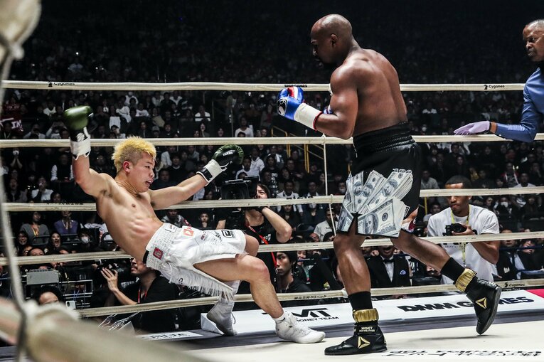 メイウェザーのパンチを受けて崩れ落ちる那須川。両者の体格やパワーの違いは明らかだった　©RIZIN FF Susumu Nagao