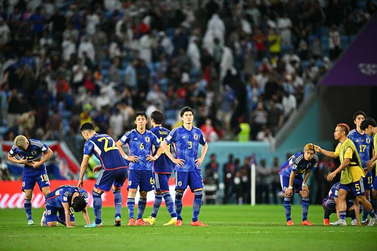 倒れ込む南野　©Takuya Kaneko／JMPA