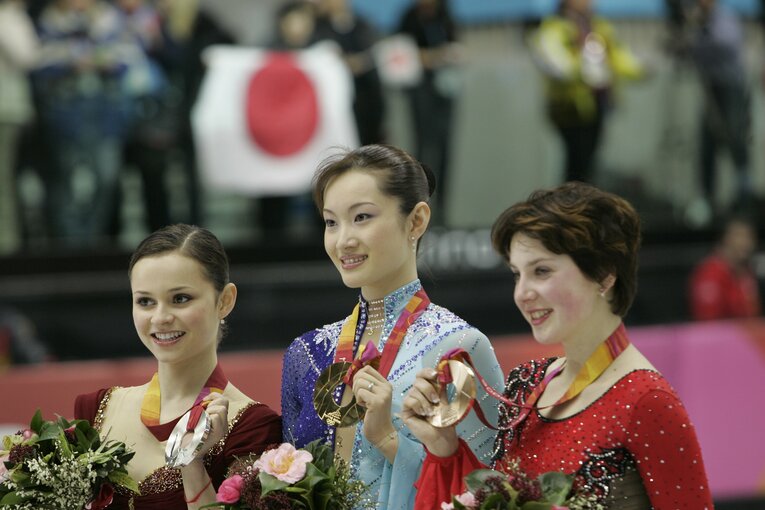 トリノ五輪で金メダルを獲得した荒川。銀メダルはアメリカのサーシャ・コーエンだったが、米国内の盛り上がりは…？　©JMPA