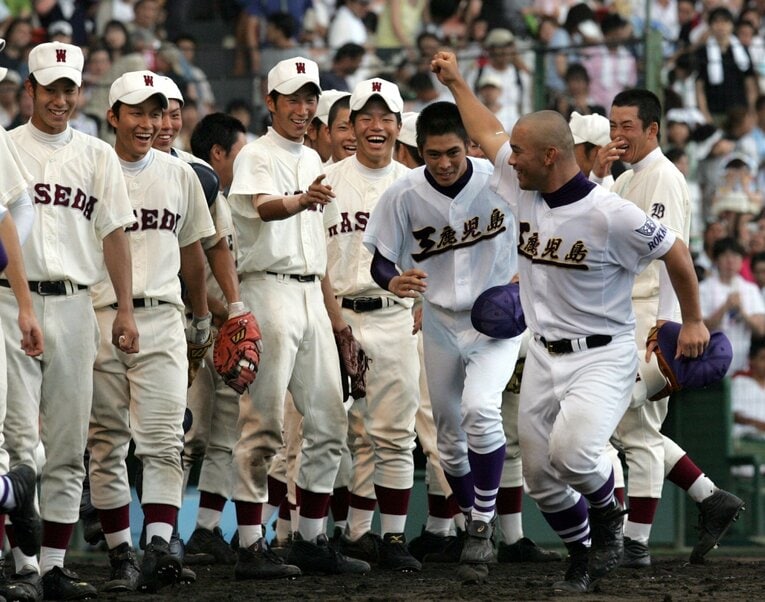 試合後の一幕。今吉晃一の底抜けの明るさに、斎藤佑樹ら早実ナインにも笑顔があふれた　©Sankei Shimbun