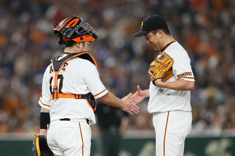 阿部慎之助と澤村拓一バッテリー。マウンドに駆け寄った阿部が…（2枚目／2019年9月、阿部慎之助の「本拠地最終戦」）　©JIJI PRESS