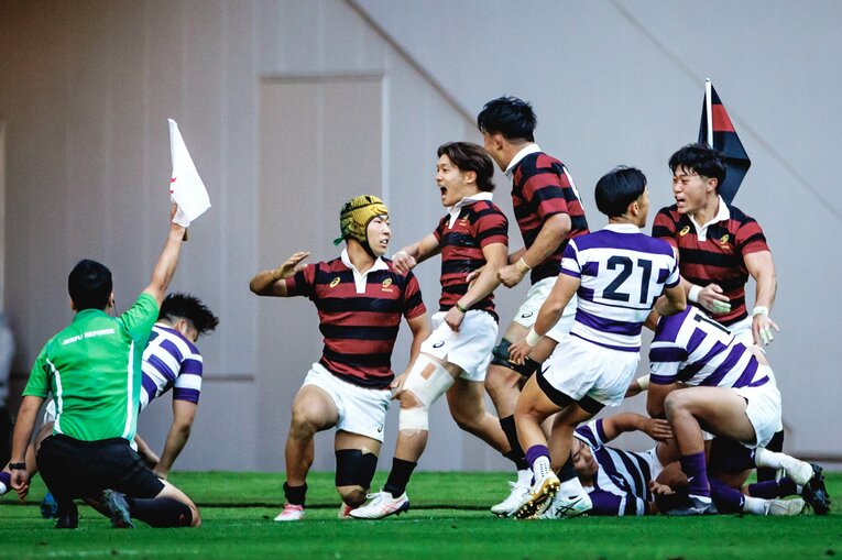 早明戦の試合終了間際、逆転を狙う明治渾身のアタックを早稲田が守りきり、最後はタッチラインから押し出した　©Kiichi Matsumoto