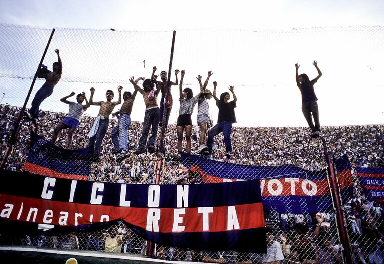 ベレス・サルスフィエルドのサポーター。情熱が金網を登る。アルゼンチンで1988年ごろ撮影　©Atsushi Kondo