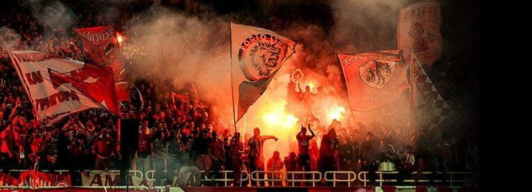 オリンピック・スタジアムでは爆竹も発炎筒も日常茶飯事。今年4月にも発炎筒が投げ込まれ、煙が充満してピッチが見えなくなる「事件」も。 ／ photograph by Atsushi Kondo