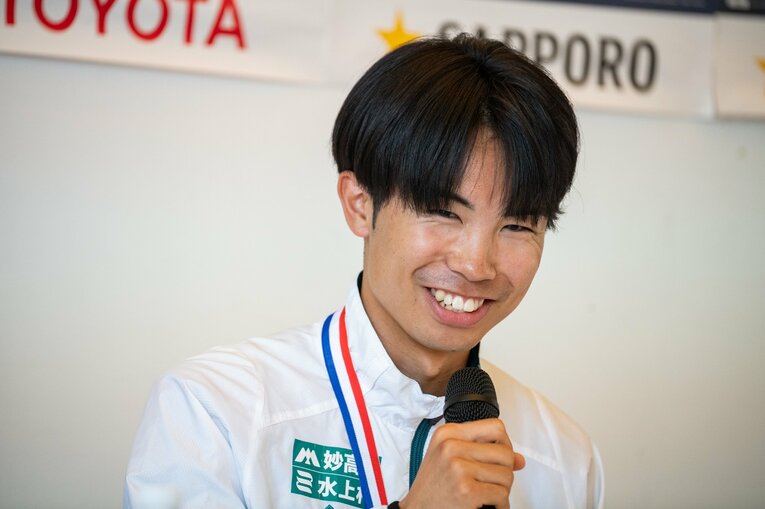 往路優勝後の会見で笑顔を見せる宇田川瞬矢　©Nanae Suzuki