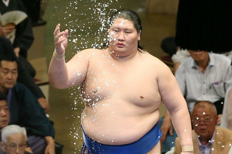 直前の3月場所で十両優勝を果たしながら、電撃引退した逸ノ城（30歳）。写真は異例のスピード出世を続けた2014年 ／ photograph by JIJI PRESS