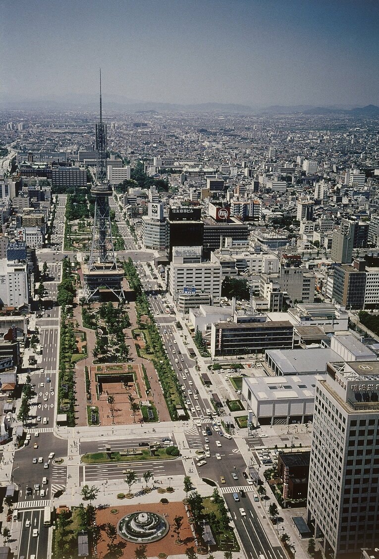 1981年に撮影された名古屋。写真は中心市街地の久屋大通　©AFLO