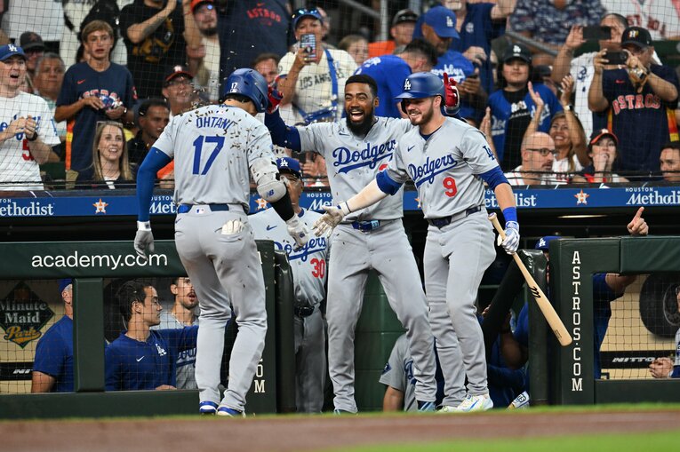 ホームランを放った大谷を祝福するテオスカーとラックス　©Getty Images