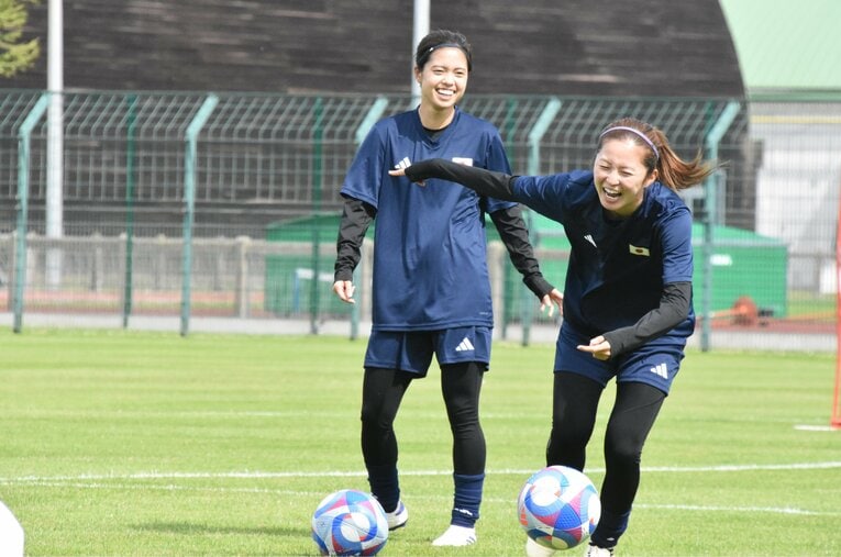 清水梨紗と笑い合う長谷川唯。藤野は一緒に練習したときの写真を“お気に入り保存”しているとか　©JFA/PR
