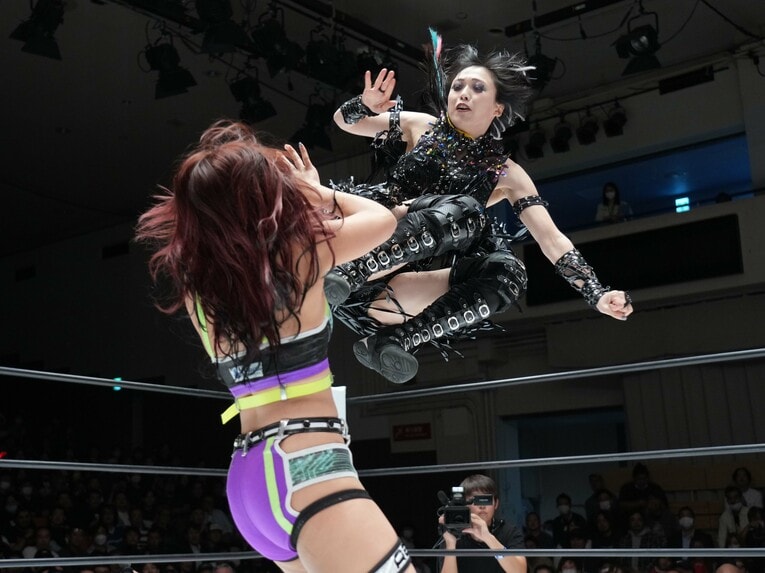 上谷沙弥のドロップキック　©Essei Hara