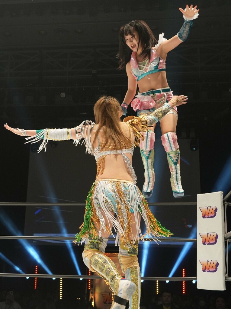 トップロープからの攻撃を試みる　©Essei Hara