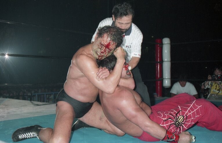 最後は猪木がスリーパーホールドでムタに勝利した　©Takeshi Yamauchi／KYODO NEWS IMAGES