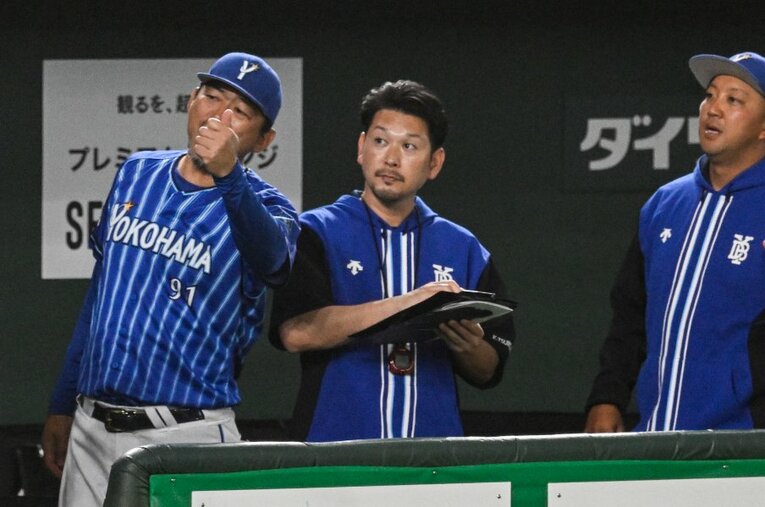 昨季もアナリストとしてベンチの最前線で首脳陣と一緒に戦っていた靏岡賢二郎。今季からオフェンスチーフコーチとなった参謀役に話を聞いた ／ photograph by Nanae Suzuki