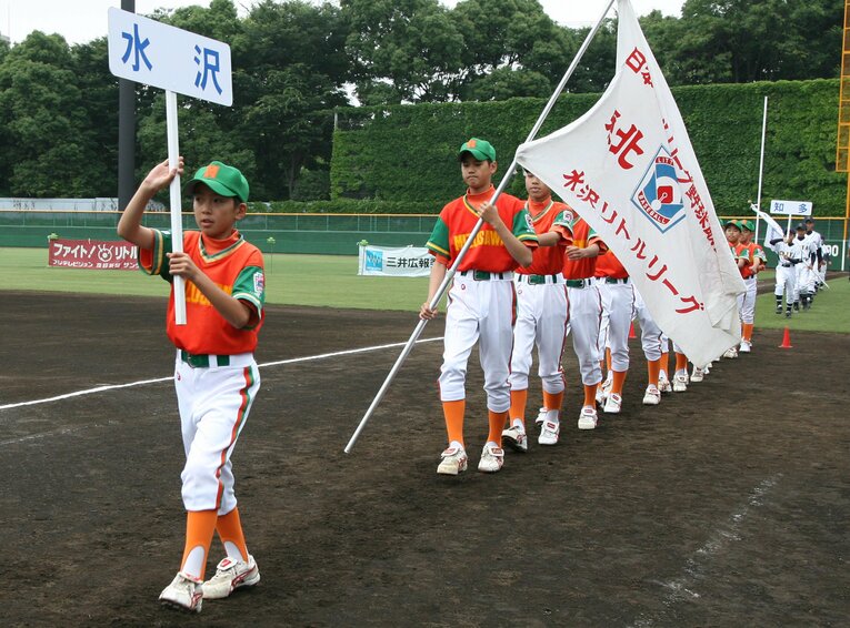 中学1年のときの大谷翔平（旗手役、写真当時13歳）。水沢リトル時代、2007年撮影　©Sankei Shimbun