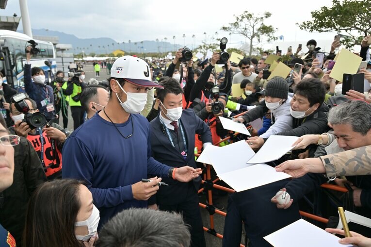 WBC宮崎キャンプでサイン攻めにあうダルビッシュ有　©Hideki Sugiyama