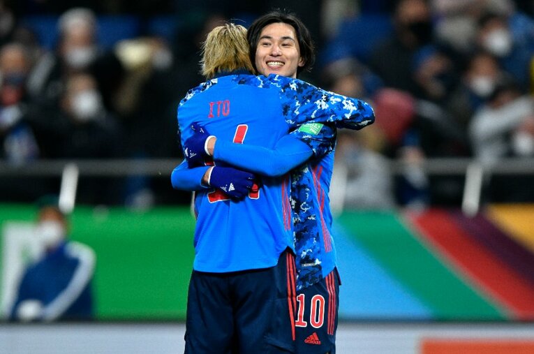 サウジアラビア戦で最終予選初ゴールを決め、アシストの伊東純也と抱き合う南野拓実。左サイドでのプレーにも進境が見られた ／ photograph by Takuya Sugiyama/JMPA