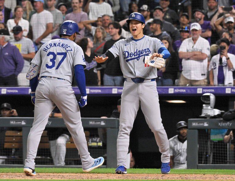 ロッキーズ戦9回、決勝3ランを放ったテオスカー・ヘルナンデスを迎える大谷　©JIJI PRESS