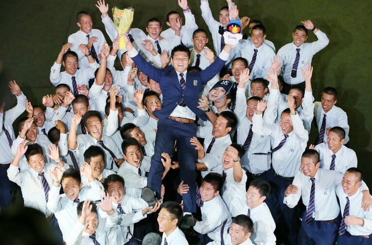 ドラ1でのヤクルト入団が決まり、胴上げされる寺島　©JIJI PRESS